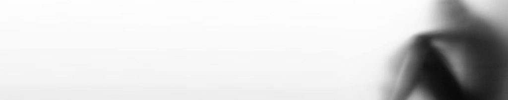 Person mit Depressionen sitzt auf dem Boden