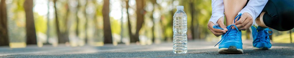 Schuhe binden vor dem Marathon laufen